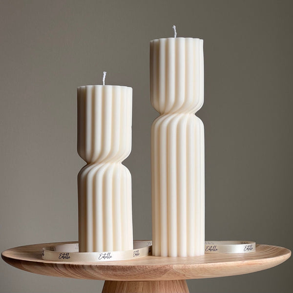 Big Ribbed Hourglass Soy Pillar Candle — Grande Bougie Pilier de Soja Sablier Côtelée