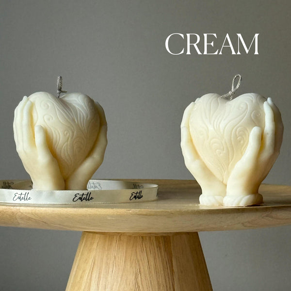 Heart in Hands Soy Candle — Bougie de Soja Cœur dans les Mains