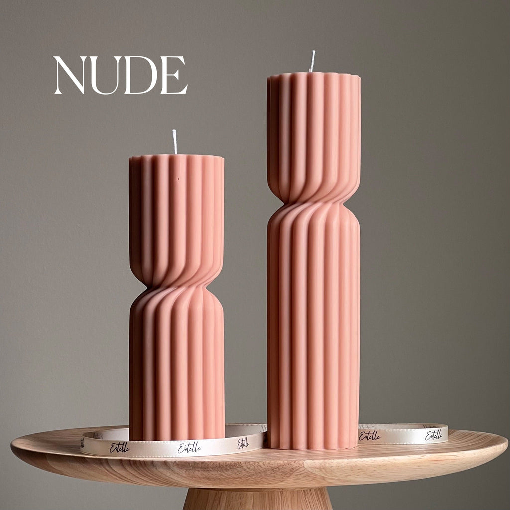 Big Ribbed Hourglass Soy Pillar Candle — Grande Bougie Pilier de Soja Sablier Côtelée