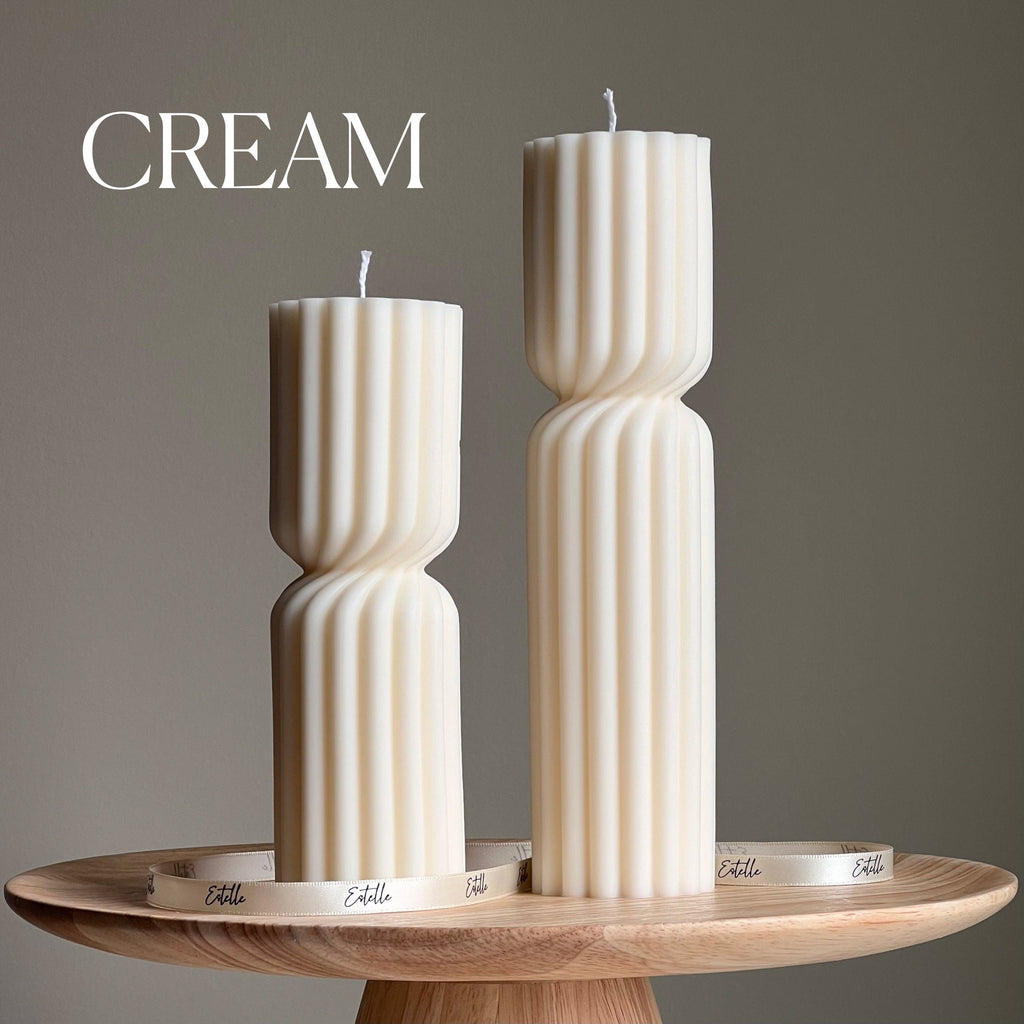 Big Ribbed Hourglass Soy Pillar Candle — Grande Bougie Pilier de Soja Sablier Côtelée