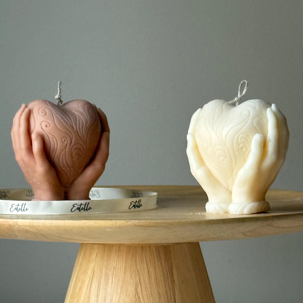 Heart in Hands Soy Candle — Bougie de Soja Cœur dans les Mains
