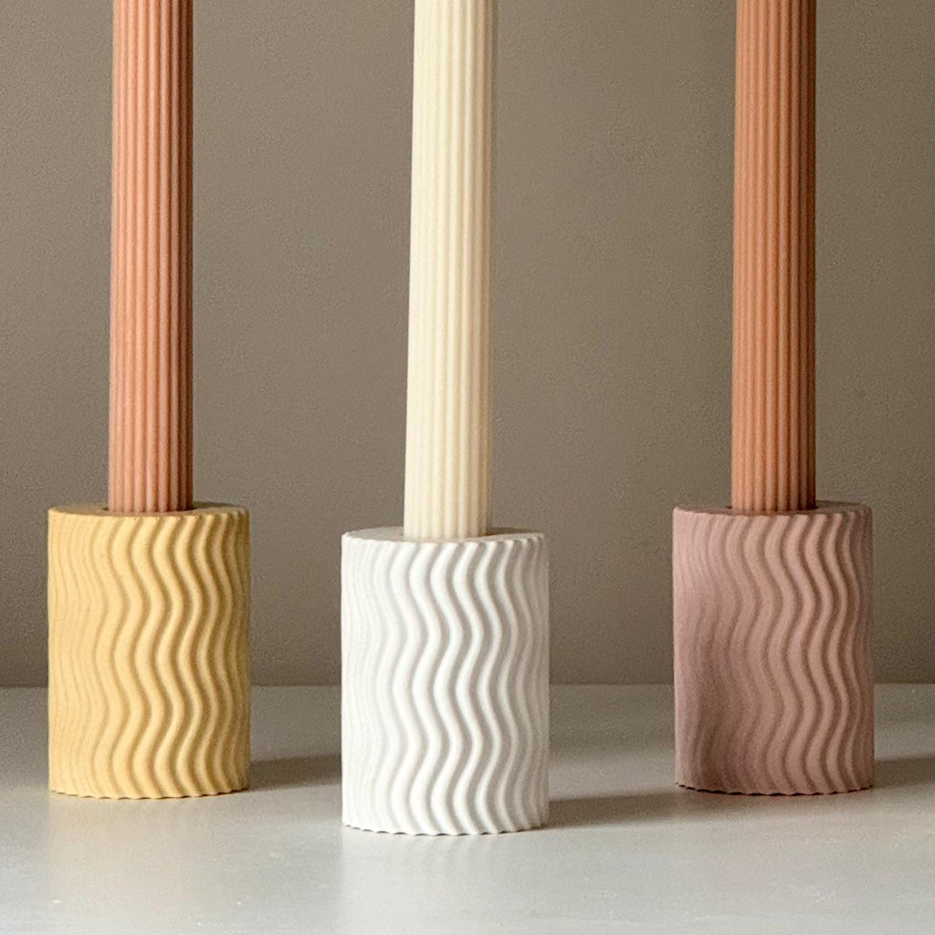 Sculptural Wave Jesmonite Candle Holder — Bougeoir en Jesmonite Vague Sculpturale