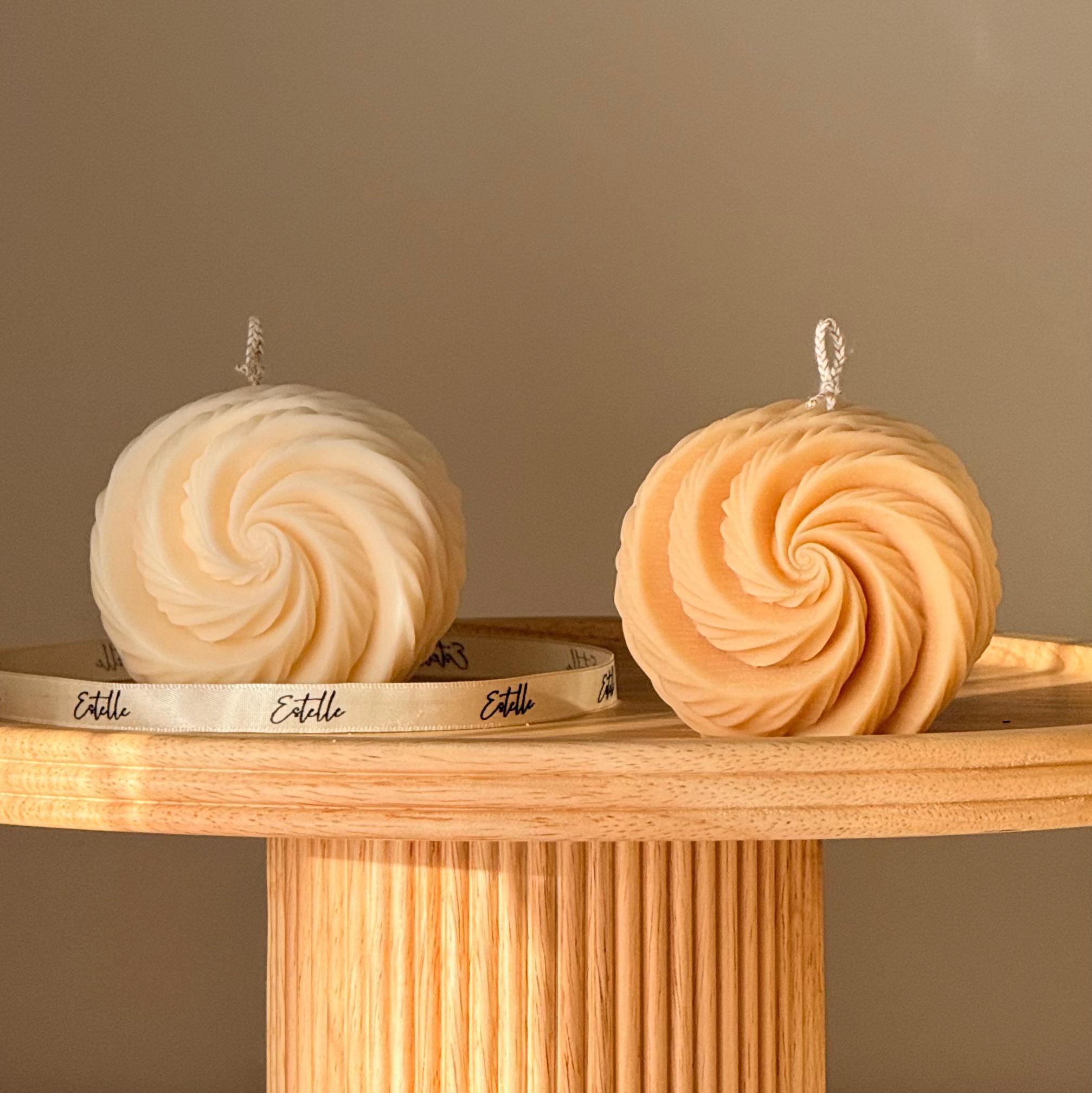 Ribbed Swirl Ball Soy Candle — Bougie de Soja Boule Côtelée