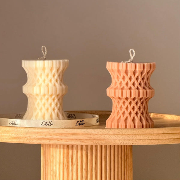 Woven Column Soy Candle — Bougie de Soja Colonne Tressée