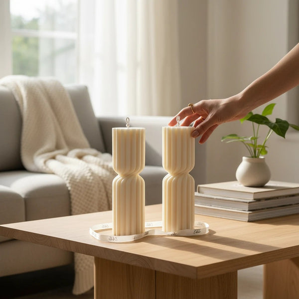 Small Ribbed Hourglass Pillar Candle — Bougie Pilier Sablier Sculptée en Cire de Soya